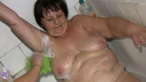 A esta vieja gorda y lesbiana le encanta que la bañen desnuda