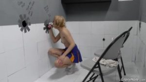 Una rubia haciendo Videos Porno Gratis mamando en un gloryhole