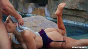 Abella Danger disfruta más follando en el agua al aire libre