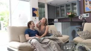 Lena Paul le hace una mamada mientras él ve el Netflix