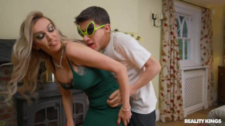 Jordi porno se disfraza para jugarle una broma a su madrastra