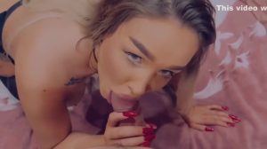 Melani se lo chupa como una de las babosas porno más calientes