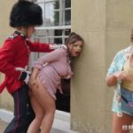 Esta bella chica folla con un guardia inglés en un porno brazzers