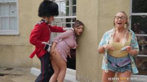Esta bella chica folla con un guardia inglés en un porno brazzers