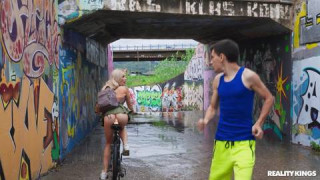 Solo a Angie Lynx se le ocurre ir a fakings tv en bicicleta