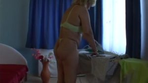Estos tíos se divierten y excitan follando con maduras en dos escenas