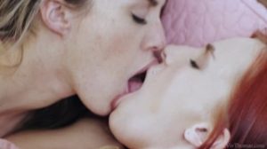 Te sorprenderás con estas dos actrices famosas follando como lesbianas