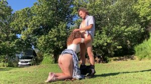 Una pareja liberal follando durante un paseo por el campo