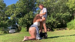 Una pareja liberal follando durante un paseo por el campo