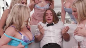 Con muchas chicas haciendo un porno en youtube de gangbang inverso