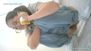 Se bajan los pantalones y chatean en el baño como nekane xxx