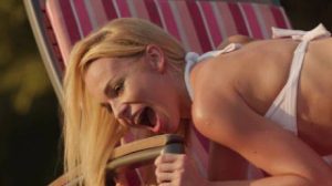 Sexo bajo el sol con una de las más bellas cangrejas xxx rubias