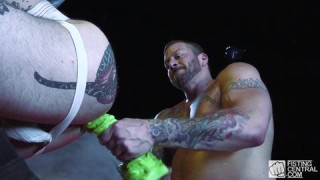 Teddy Bryce sodomiza brutalmente a su amigo gay follando de tarde