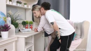 Este chico quiere pasarse la tarde follando cangrejas como ella