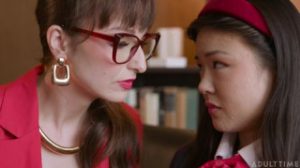 La joven asiática folla con una de sus profesoras xxx lesbianas