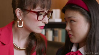 La joven asiática folla con una de sus profesoras xxx lesbianas