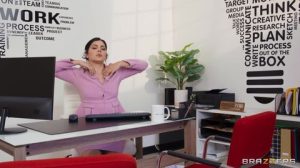 El asistente de valentina nappi xxx se la termina cogiendo