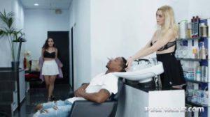 Este negro no se imagina lo que le harán estas dos babosas porno