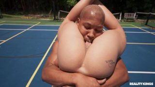 Jugando baloncesto en alohatube con una chica desnuda muy cachonda