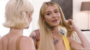 A la rubia le gusta estar con una de sus amigas travestis follando