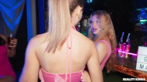 Ella tendrá sexo anal primera vez sentada bebiendo en un bar