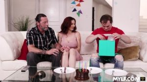 Kelly Caprice se la chupa al hijo de su novio pibe porno gratis