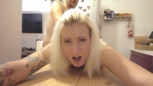 La rubia desea hacer porno hardsextube con este tío en la cocina