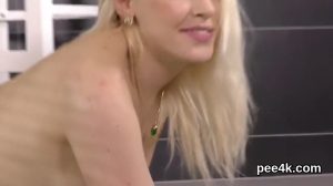 La rubia nos muestra cómo se masturban las babosas xxx como ella