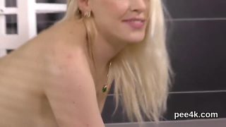 La rubia nos muestra cómo se masturban las babosas xxx como ella