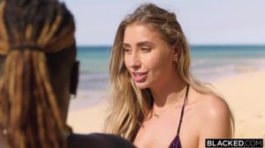 Lily Phillips se lo pasa bien follando en publico con un negro