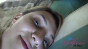 Otra de las bellas chicas desnudas xxx mamando pene en POV