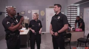 Rebel es la única mujer policía y no sabe lo que le espera en vporn