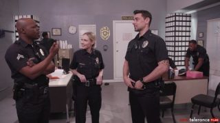 Rebel es la única mujer policía y no sabe lo que le espera en vporn