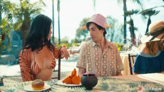 Scarlett Alexis termina mamando un pito en un almuerzo de eporner xxx