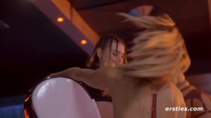 Un montón de chicas guapas desnudas en un club de strippers lesbianas