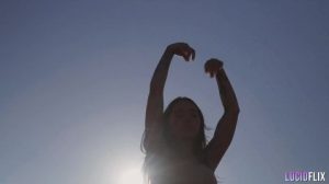 Disfrutando de mamadas xxx al aire libre con una morena impresionante