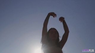 Disfrutando de mamadas xxx al aire libre con una morena impresionante