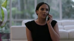 Frente a la chimenea se folla a una Milf morena de xxx brazzers