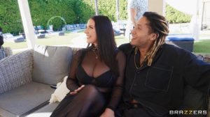 Grabando un podcast con la actriz porno angela white y sus amigos