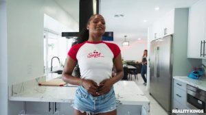 La negrita se masturba y será una de las pilladas xxx por él