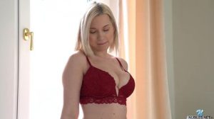 Lisbet es una de las chicas rubias más guarras del porno suave