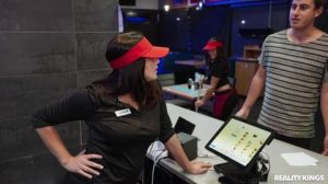 Anais es la mejor trabajadora haciendo mamadas xxx en el restaurante