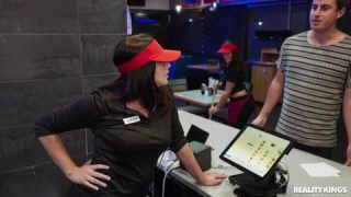 Anais es la mejor trabajadora haciendo mamadas xxx en el restaurante