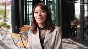 Dos hombres conversan con una chica para hacer un porno asiatico