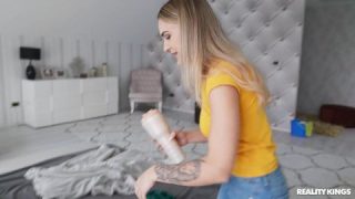 Él ha leído mucho porno de relatos eroticos y por eso los practica