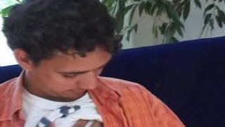 Su deseo es masturbarse en un porno gay latino que te guste