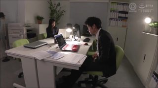 Su linda colega lo pilla masturbándose en la oficina de tnaflix