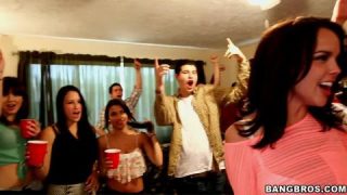 Verás a dillion harper xxx y sus bellas amigas en una fiesta XXX