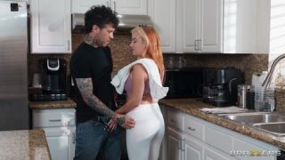 Él siempre busca hacer un buen porno con tetonas como ella