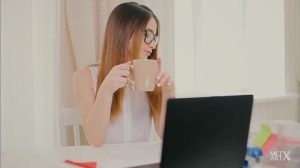 La secretaria aparece en videos de sexo xxx masturbándose